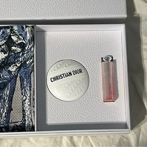 Dior Around the World Limited Edition
Gift Set/Tote - Picture 3 of 5